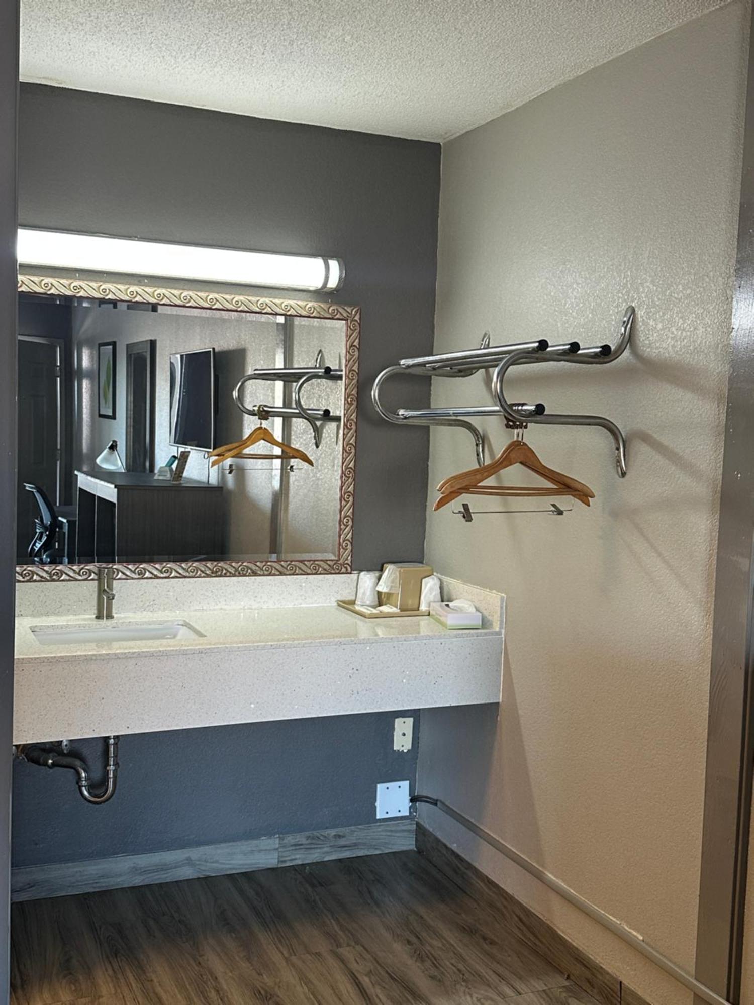 Executive Inn Locust Grove By Capital O Exterior photo