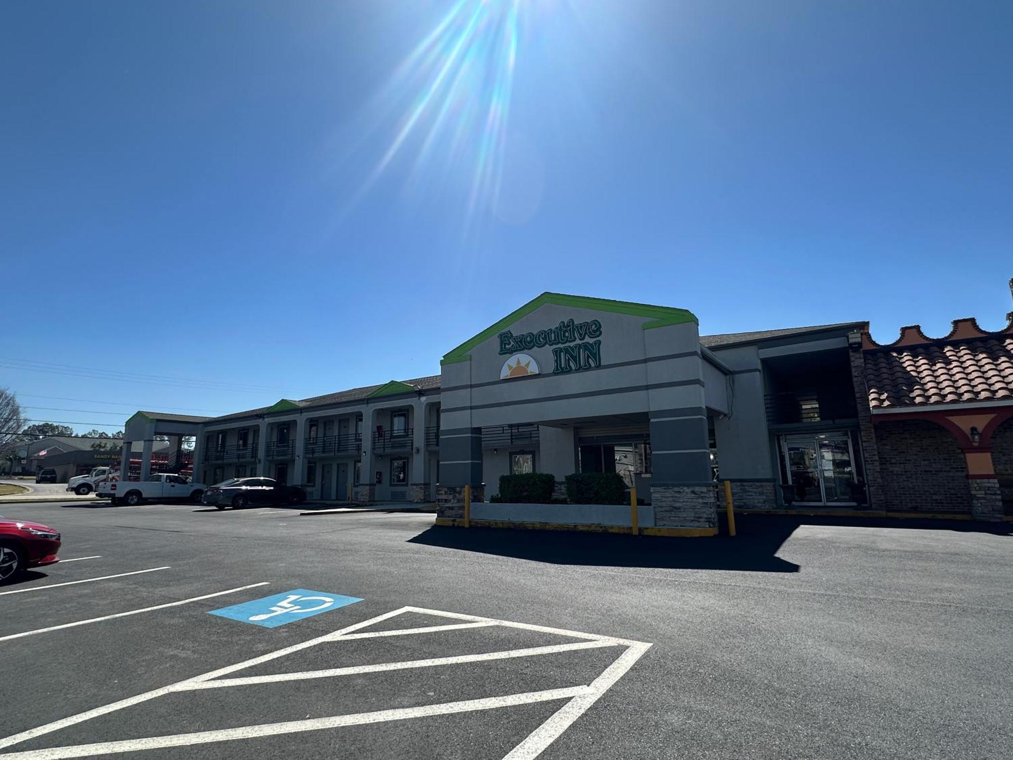 Executive Inn Locust Grove By Capital O Exterior photo